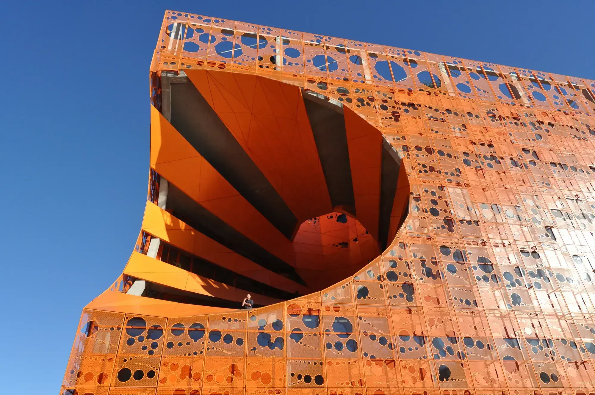 Cube orange Lyon-confluence - Image 1