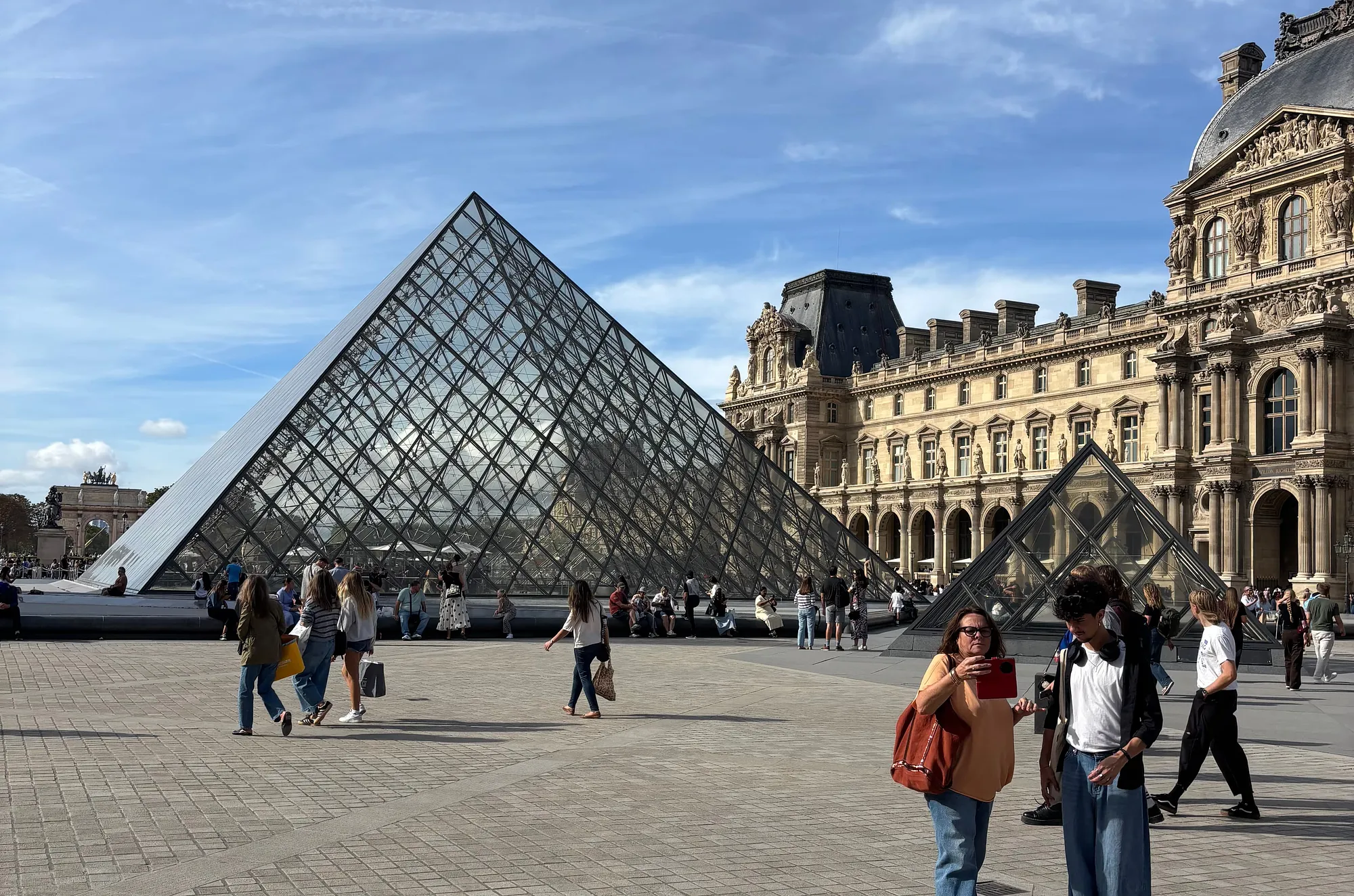 Pyramide du Louvre - Image 1