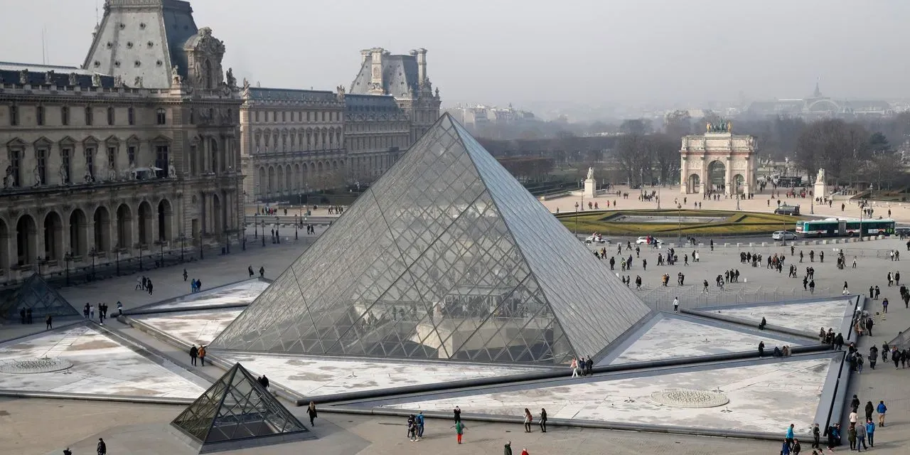 Pyramide du Louvre - Image 1