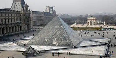 Pyramide du Louvre